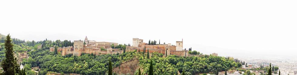 スペインの世界遺産のアルハンブラ宮殿を日中と夜の観光と近くの土産店に行った旅行記レビューブログです