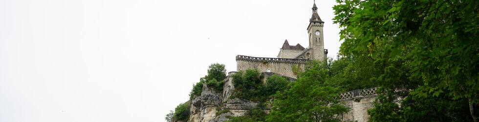 フランスの世界遺産で美しい村のロカマドール観光でノートルダム聖堂と旧市街のお土産店とランチについての旅行記レビューブログです