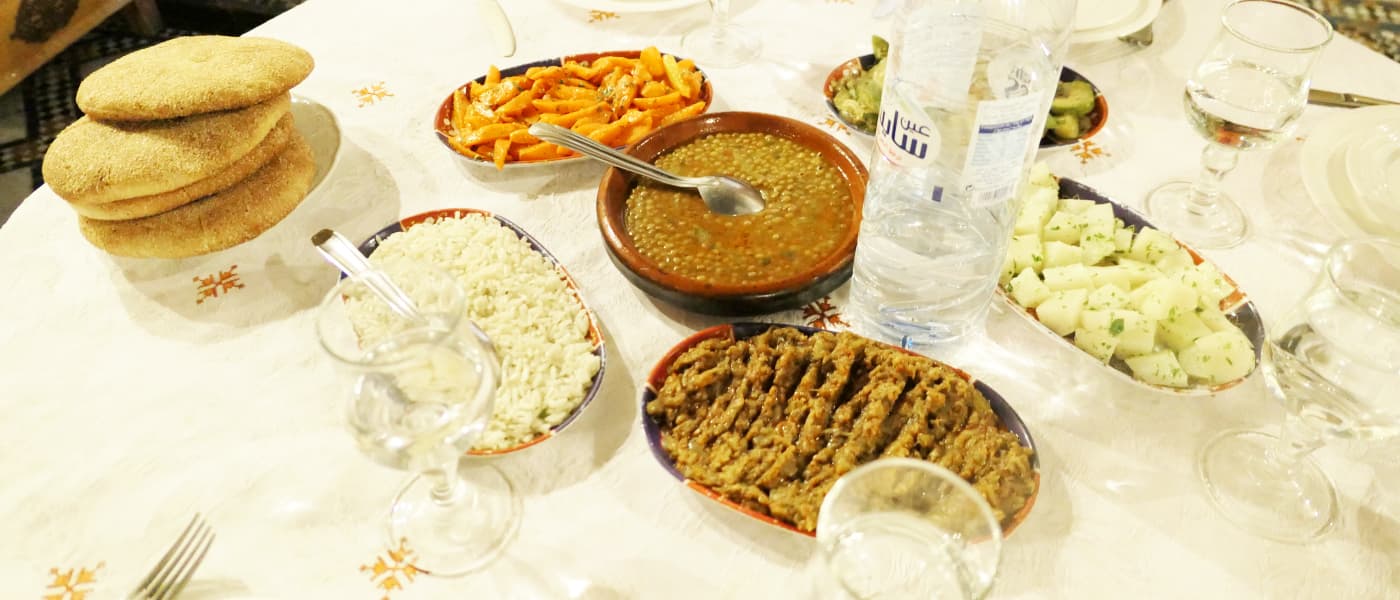 モロッコのフェズ観光中のランチで行ったレストランMarocainで食べたモロッコ料理と一般家庭でミントティーを楽しむという観光についての旅行記レビューブログです